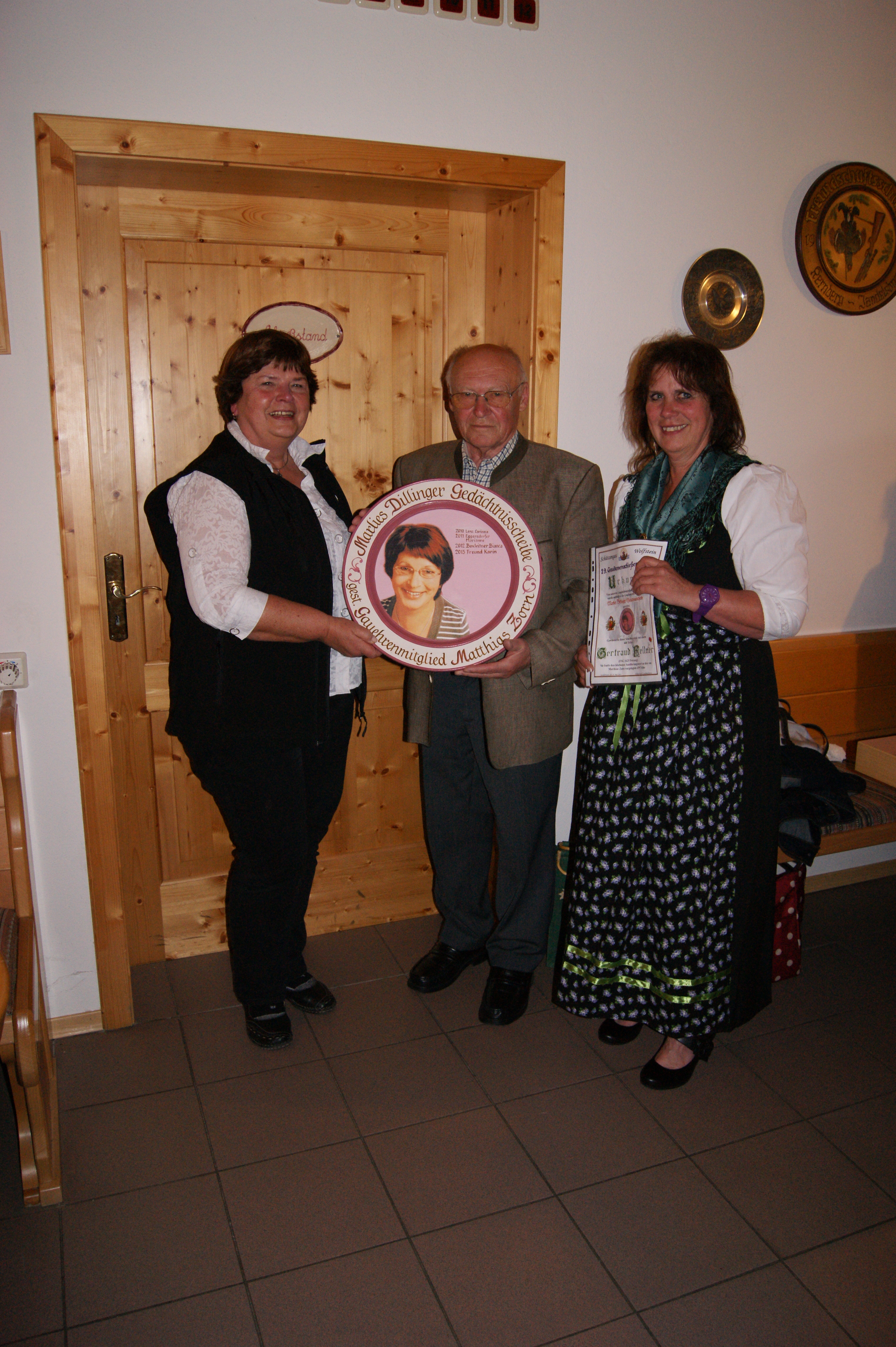 Gewinnerin, Traudl Fellner, freut sich sichtlich über die von Gauehrenmitglied Matthias Zorn gestiftete Scheibe, die Gaudamenleiterin gratuliert.