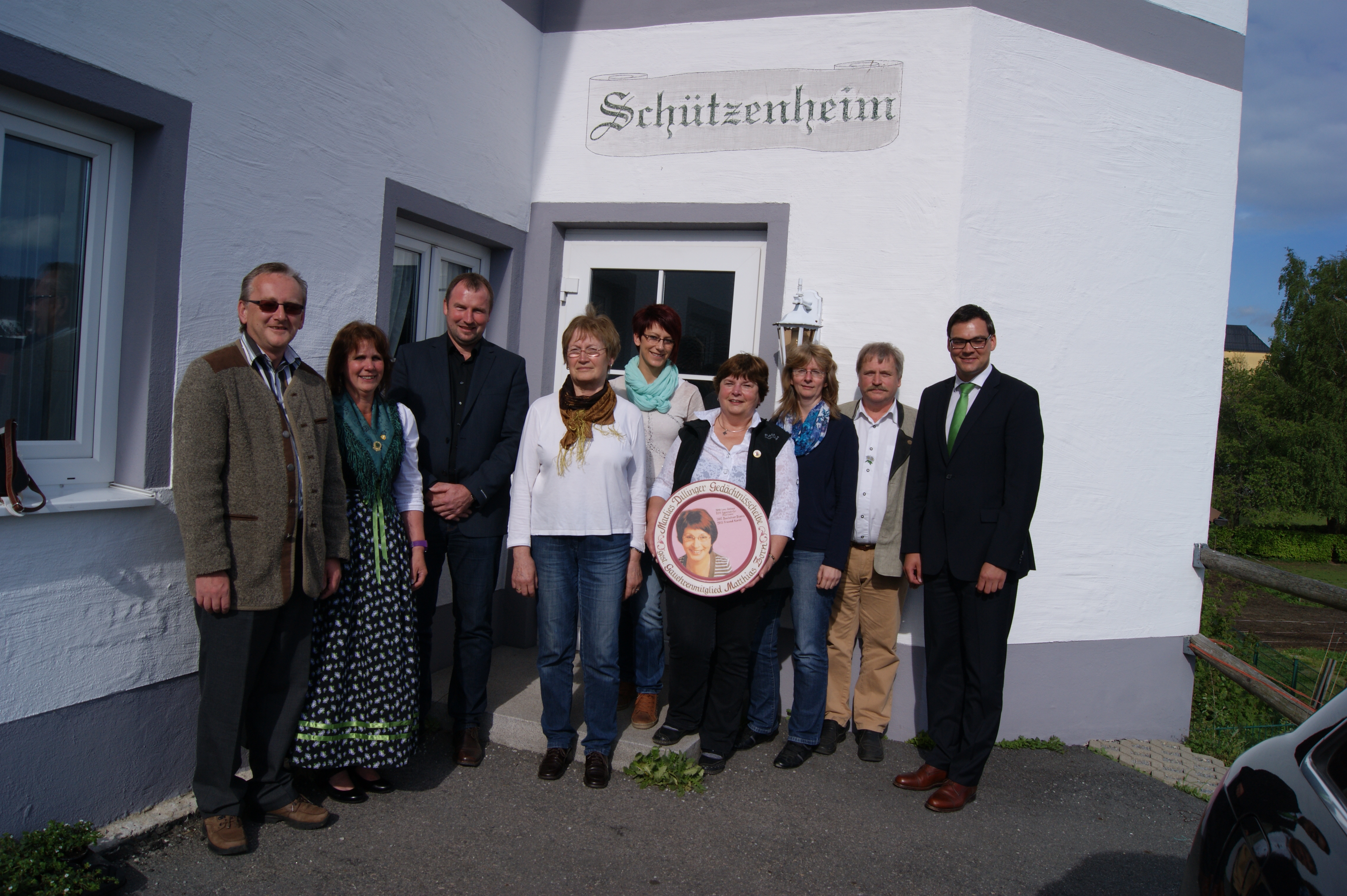 Ehrengäste und Organisatoren gratulieren den Gewinnerinnen