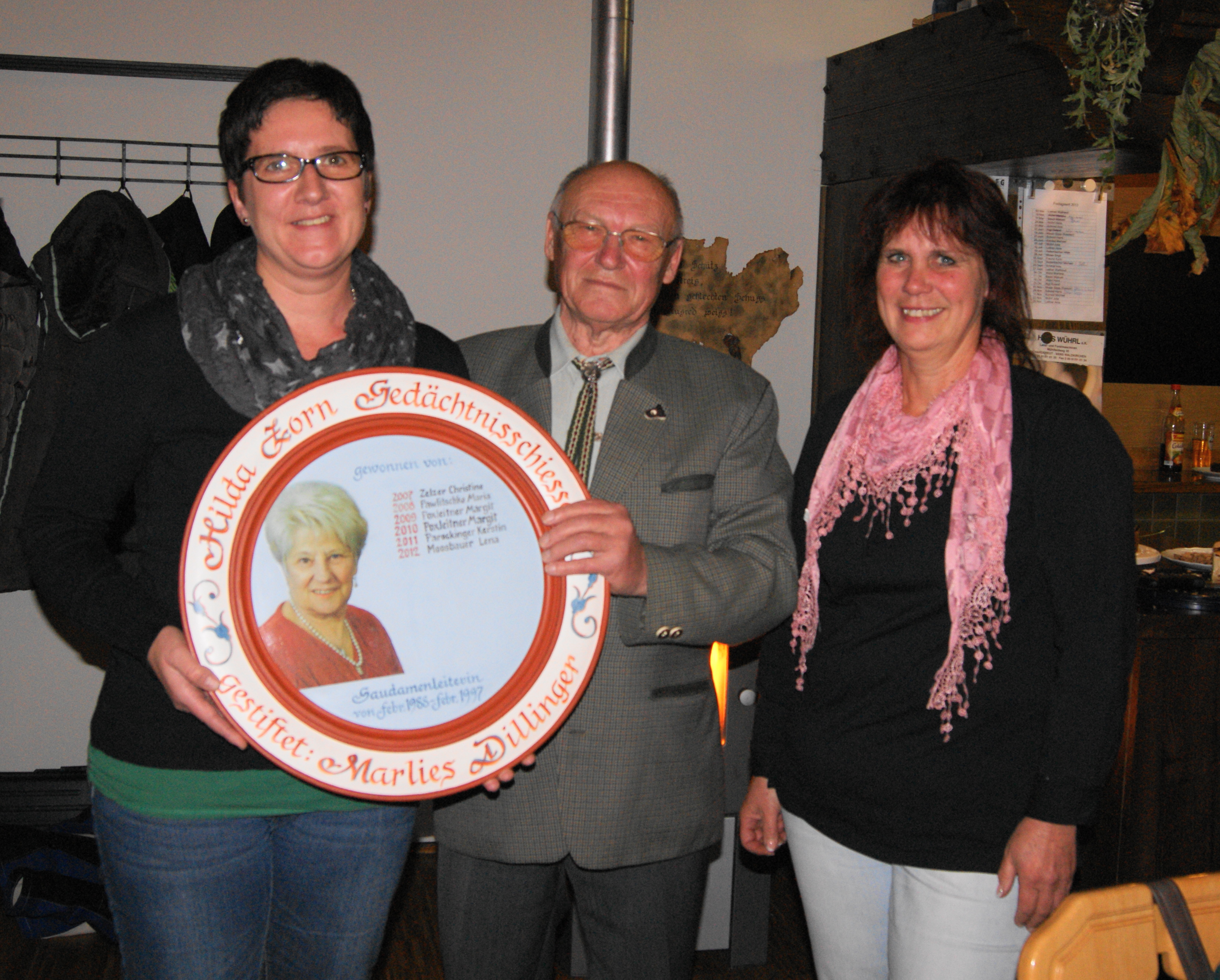 Gaudamenleiterin Helene Duschl (re) und Gauehrenmitglied, Mattias Zorn gratulierten der Siegerin Karin Fürlinger