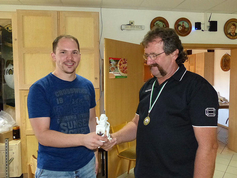 Neben einer Goldmedaille bekam Manfred Barth (rechts) als bester Einzelschütze beim Wolfsteiner Auflage-Cup vom 2. Gausportleiter Marcus List (links) einen Porzellanlöwen mit dem Wappen des Schützengaues Wolfstein überreicht.