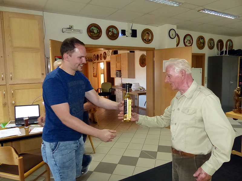 Ein Flascherl „Zielwasser“ konnte der älteste Teilnehmer, Willi Höfler (87, rechts), vom 2. Gausportleiter Marcus List entgegennehmen.