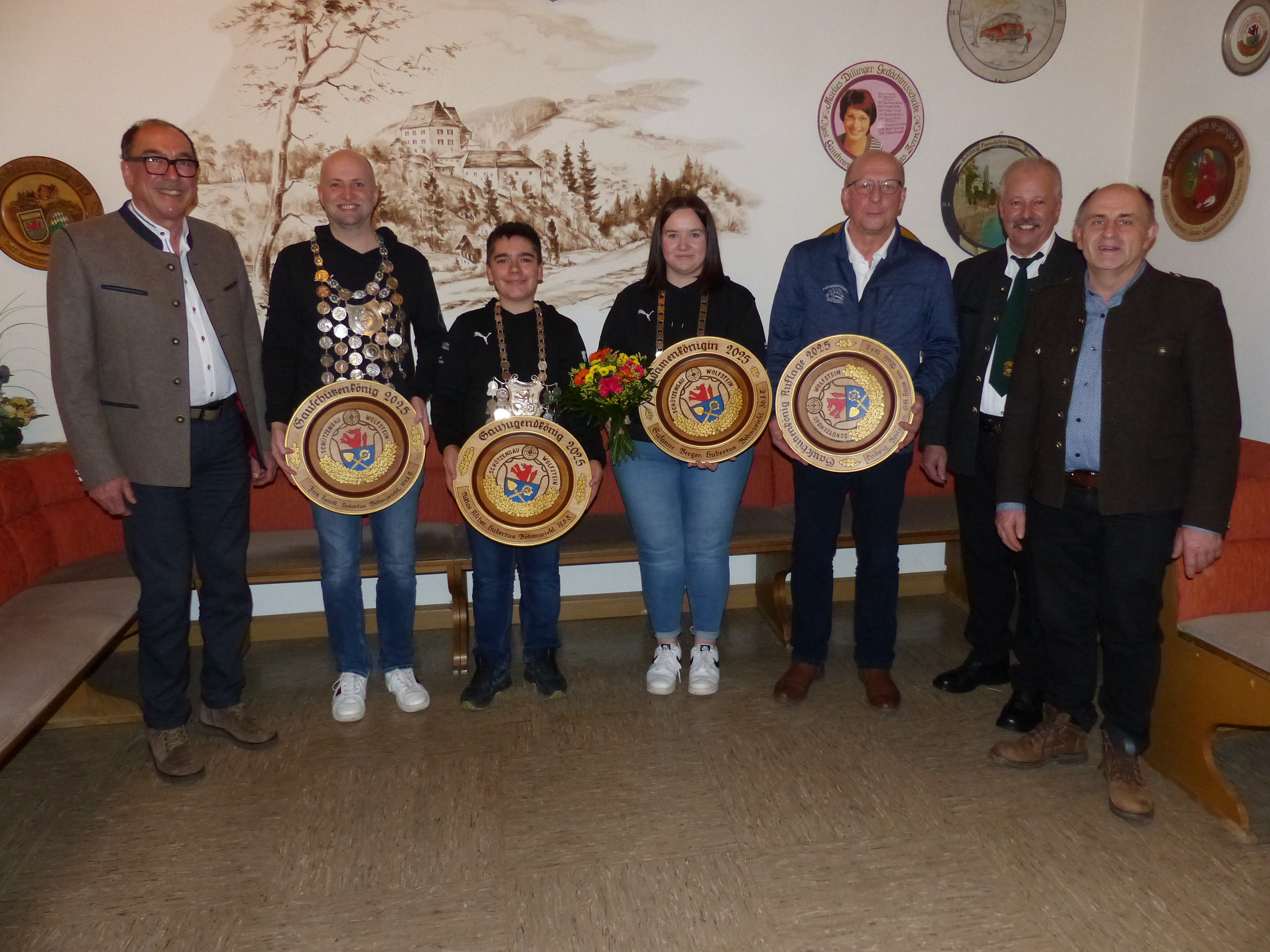 Der stellvertretende Landrat Franz Brunner (links), der Freyunger Stadtrat Josef Geis (rechts) und Gausportleiter Josef Friedsam (2.v.r.) mit den neuen Wolfsteiner Gaukönigen (ab 2.v.l.): Gaukönig Fritz Heindl, Gaujugendkönig Niklas Ascher, Gaudamenkönigin Susanne Berger und Auflagekönig Ludwig Boxleitner. (Foto: Florian Duschl)