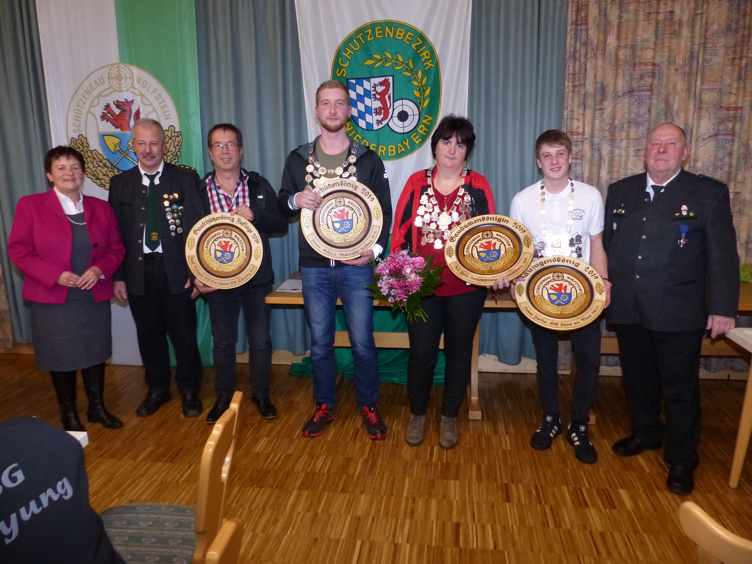 Die stellvertretende Landrätin Renate Cerny (links), Gausportleiter Josef Friedsam (2.v.l.) und Gauschützenmeister Albert Grünzinger (rechts) mit den neuen „Königen“ des Schützengaues Wolfstein (ab 3.v.l.): Auflagekönig Josef Schmid, Gauschützenkönig Jonas Schmid, Gaudamenkönigin Ilse Hartl und Gaujugendkönig Lukas Fuchs. (Foto: Duschl)