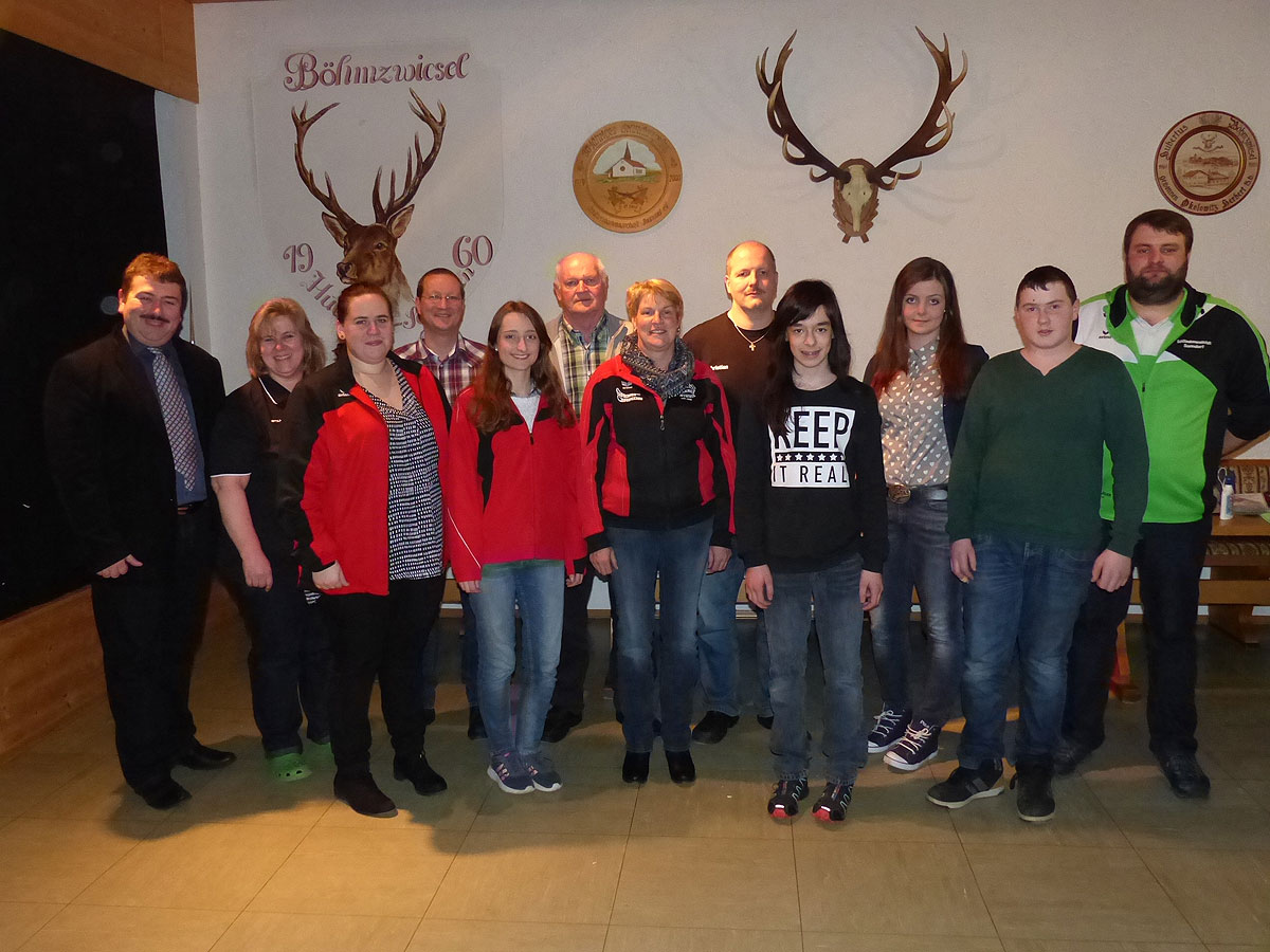 Die neu formierte Gaujugendleitung des Schützengaues Wolfstein mit dem 2. Bürgermeister Max Ertl (links) und Ehrengauschützenmeister Gerhard Krenn (6.v.l.); (von links): Astrid Berger, Julia Berger, Uli Reischl, Andrea Öhler, Margit Rosenberger, Christian Eider, Anton Öhler, Patricia Leitner, Tobias Vaterl und Andreas Raab.