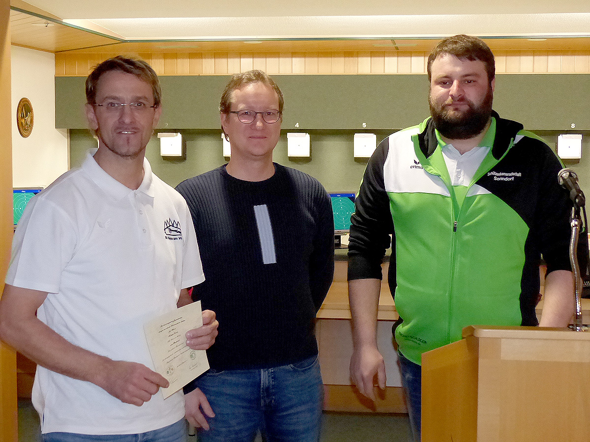 Jugendleiter Norbert Fuchs (links, Haus am Wald) wurde mit dem Ehrenzeichen in Silber ausgezeichnet. Daneben die beiden Wolfsteiner Gaujugendleiter Uli Reischl und Andreas Raab